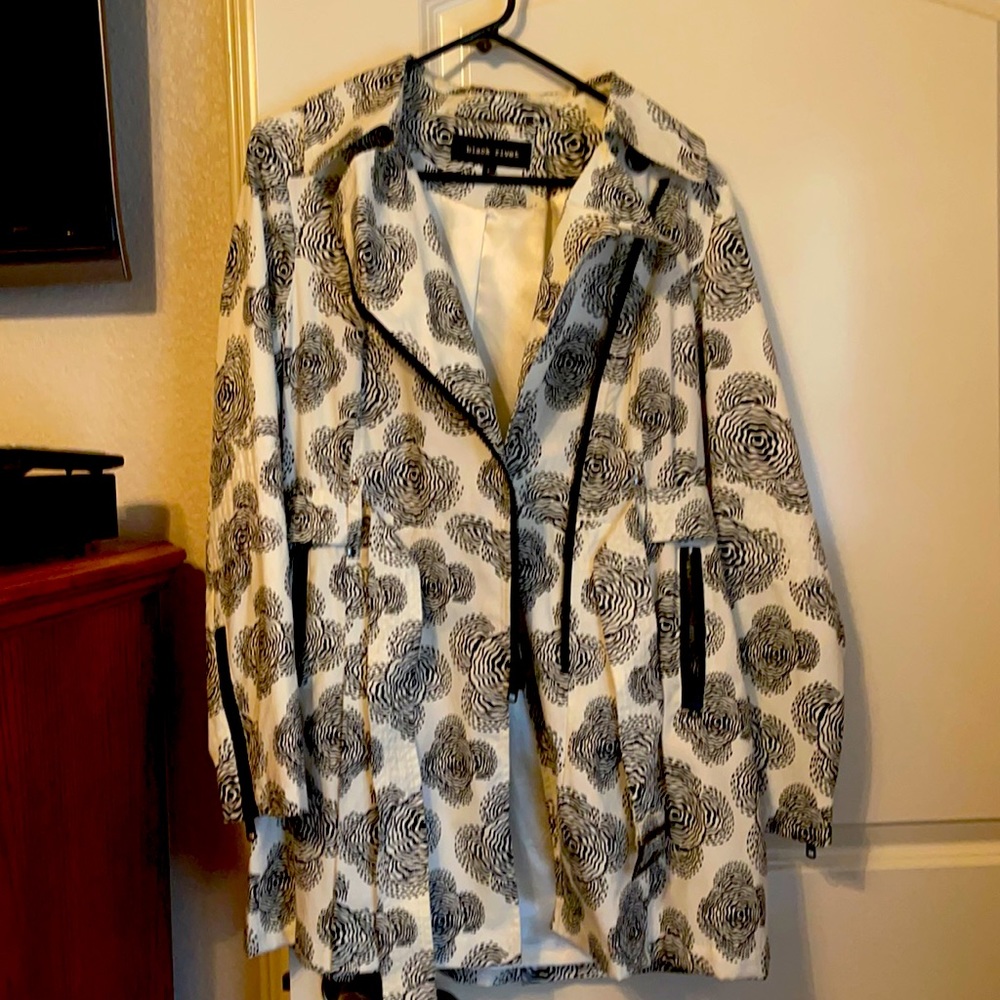 Ladies light weight coat L White with Black roses. Zippers . Belt nicely lined